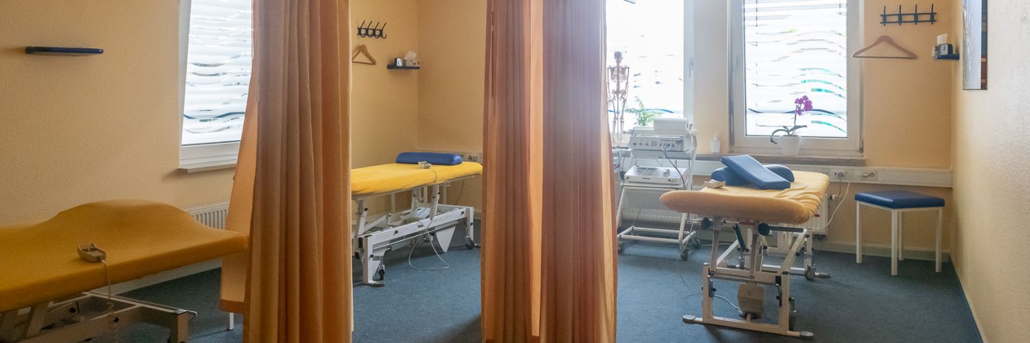 Behandlungsraum mit Liegen